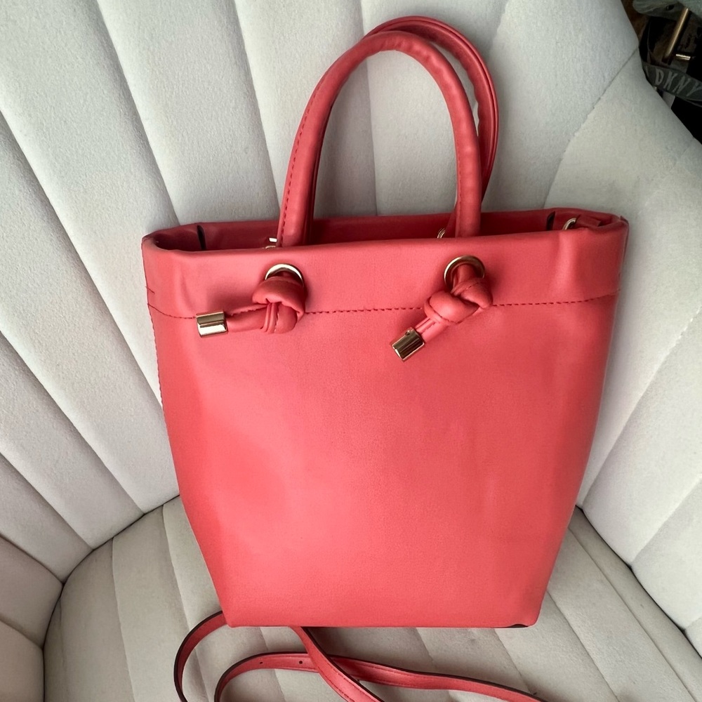 Coral Handbag w Gold Detail